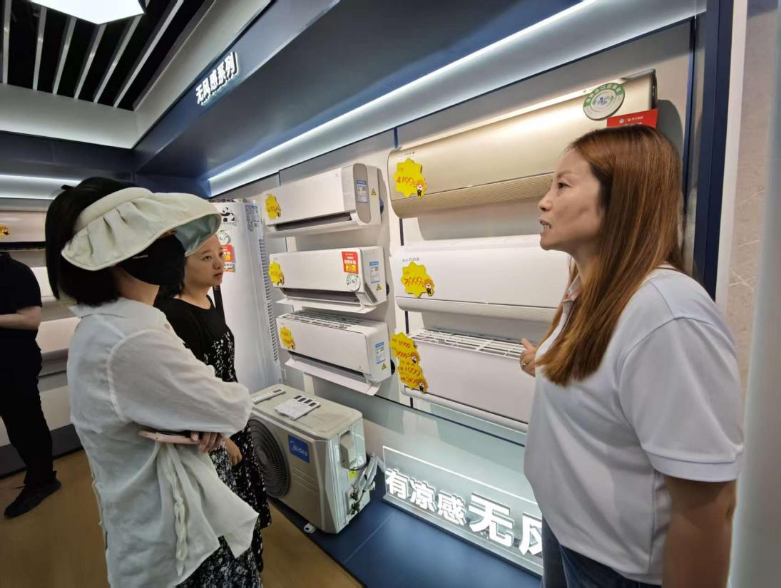 图为消费者在线下卖场咨询家电以旧换新情况。新华网 赵秋玥摄